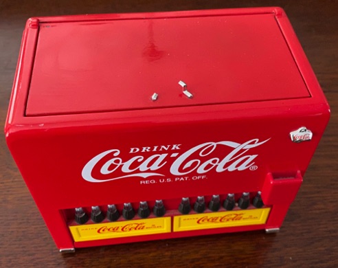 3050-1 € 35,00 coca cola muziekdoos automaat  tevens als spaarpot te gebruiken.jpeg